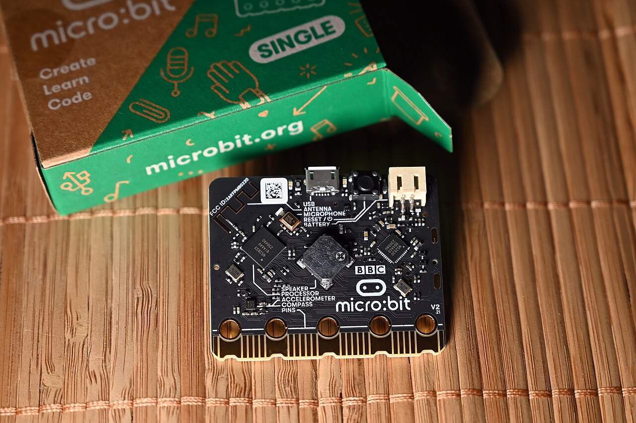 BBC micro:bit v2 开发板